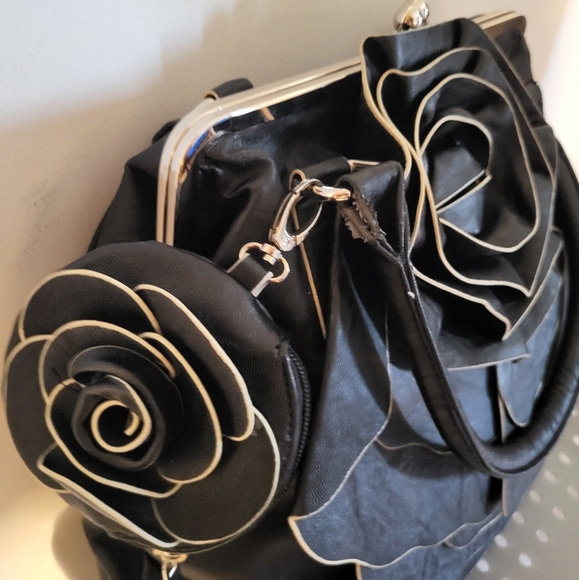 Black Flower bag with small change purse and key holder - Picture 2 of 12
